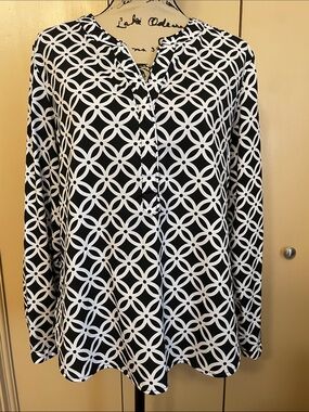 Black & White Geometric Long-Sleeve Women's Top